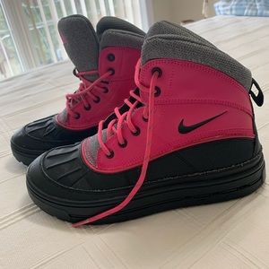 Nike sneakers solo size 6 1/2